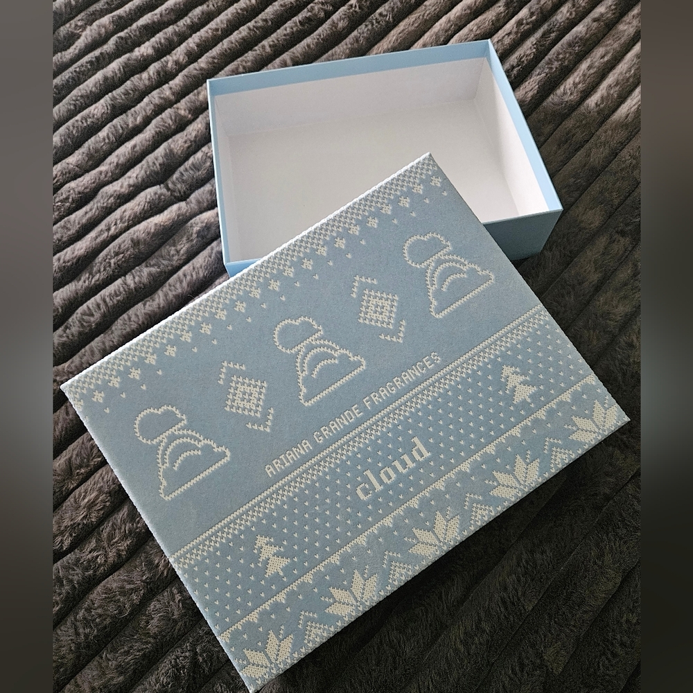 Ariana Grande R.E.M. Saturn Neon Desk Light Cloud Socks 34+35 Mug & Cloud Box - Picture 13 of 14